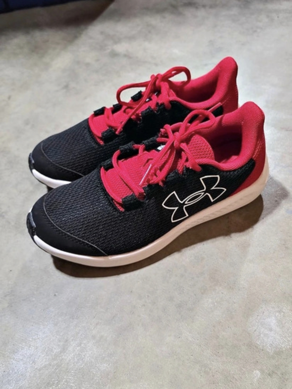 Under Armour Charged Pursuit 2 Youth US 4 Black & Red Sneakers